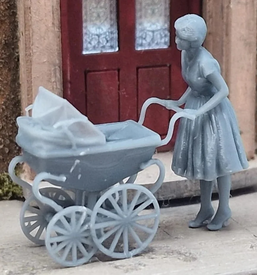 1605-043 O Gauge Town and Country - Woman with Pram - Image 2
