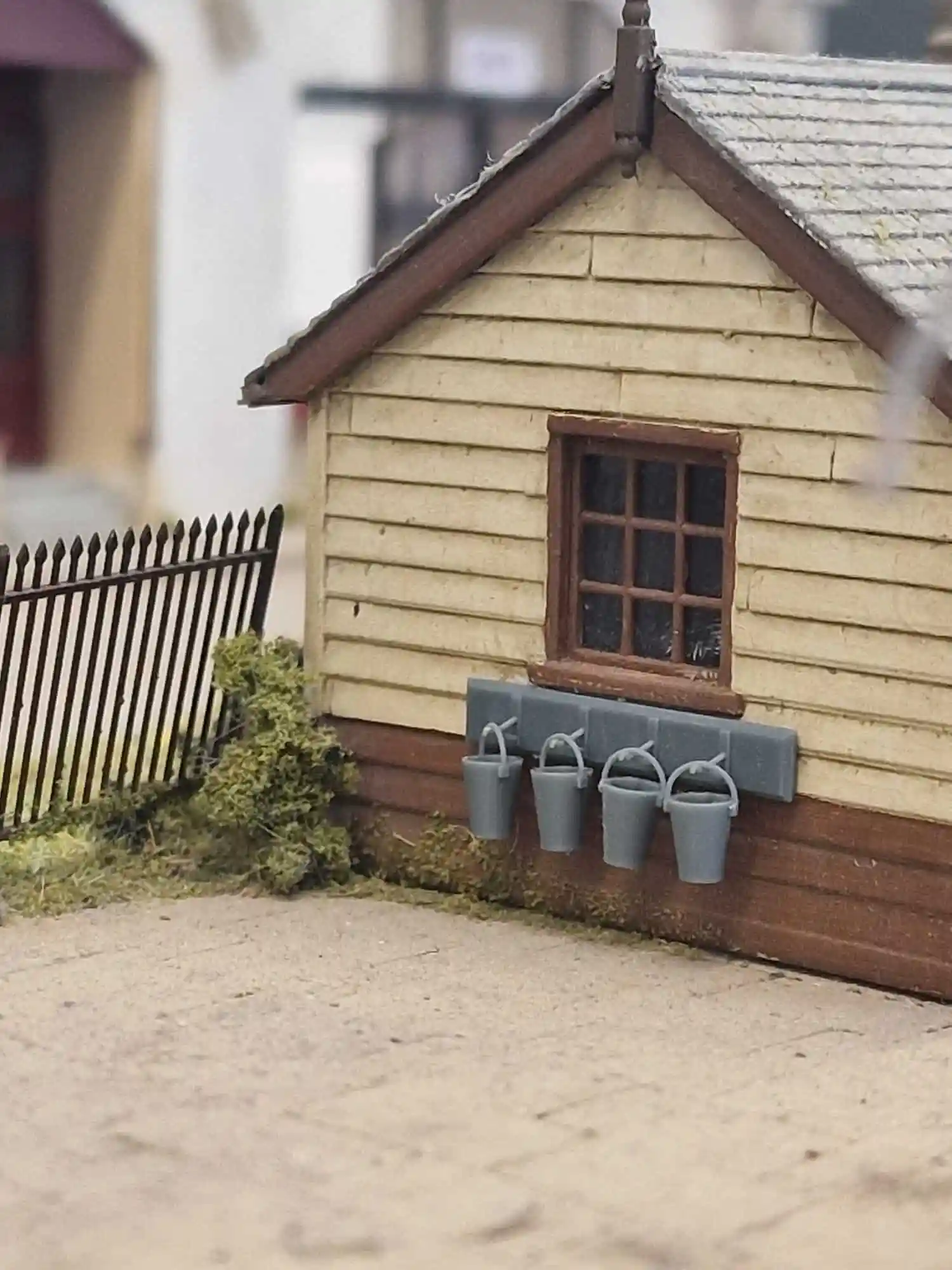 2632-148 N Gauge Railway & Lineside - 4x Fire Buckets and Stand (Pack of 2) - Image 2