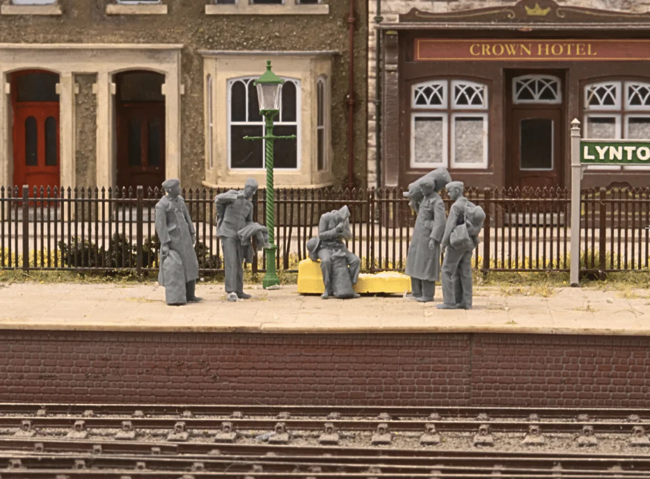50280-048 1:48 Scale - World War Two - RAF Personnel on Leave - Image 3