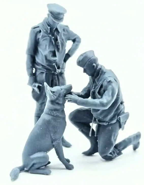 50600-076 1:76 Scale - World War Two - Luftwaffe Pilots with German Shepherd - Image 3
