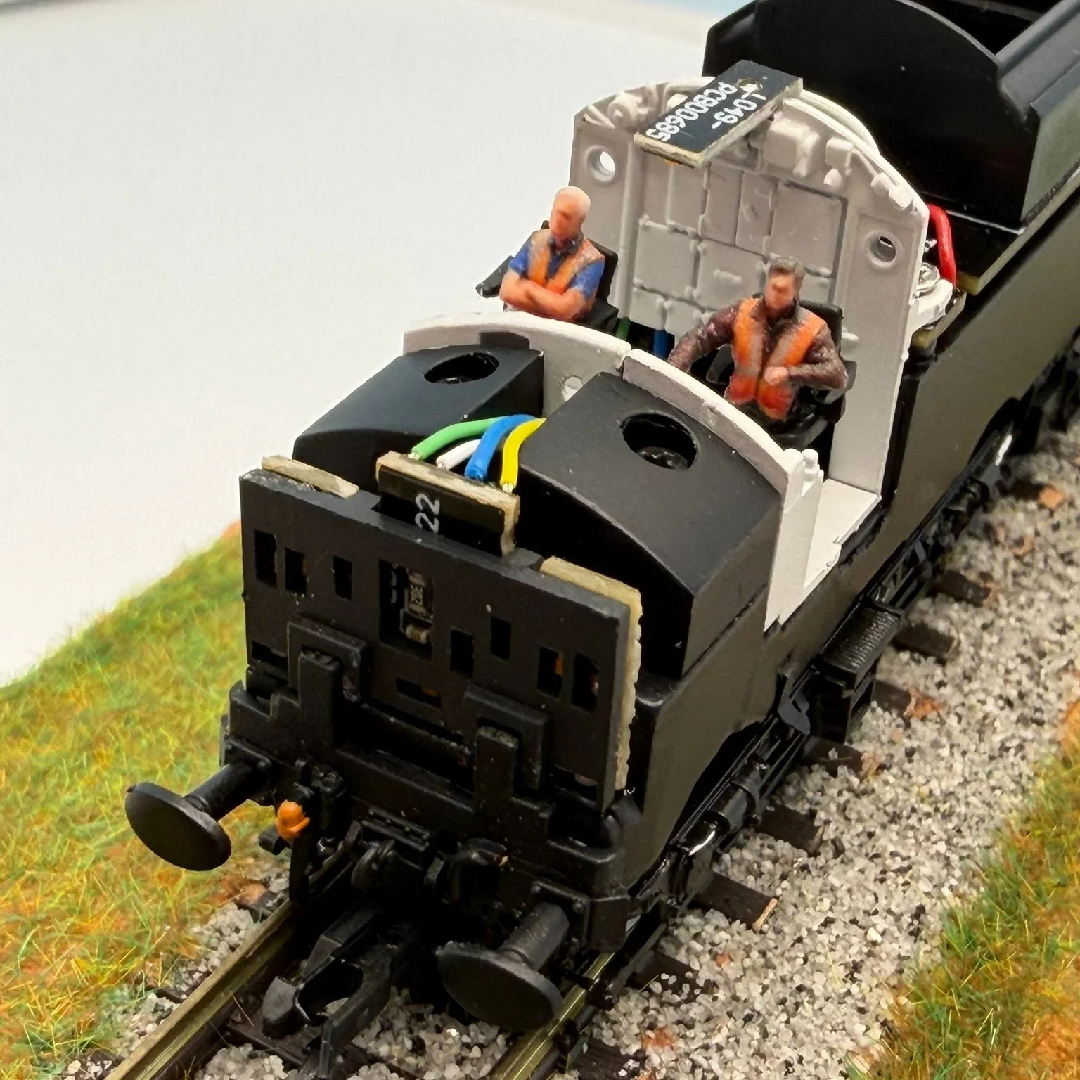 80901-120C TT:120 Gauge Loco Specific Crew - Class 37 - Image 3