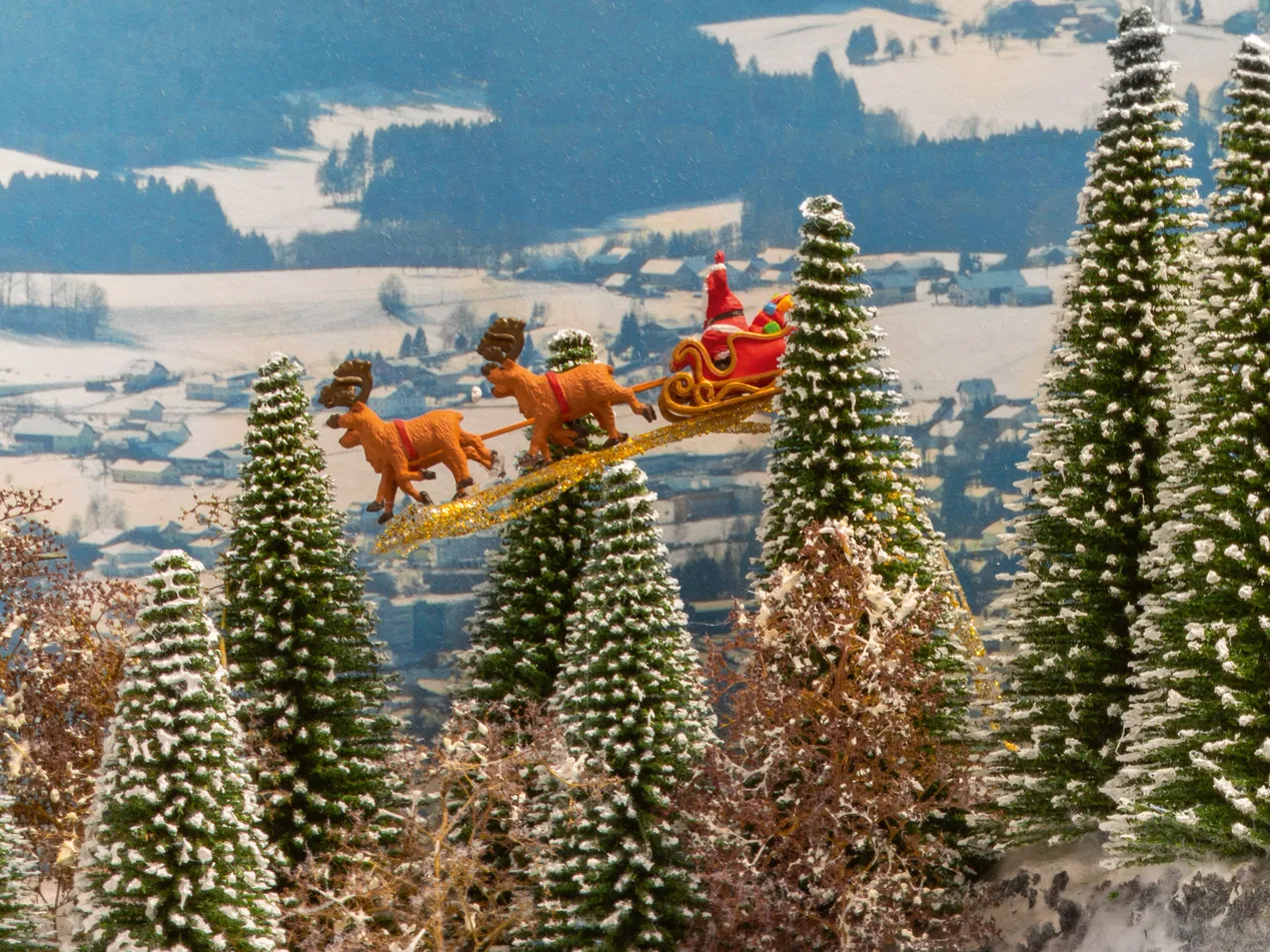 N15924 Santa Claus with Reindeer Hauled Sleigh Figure Set - Image 2