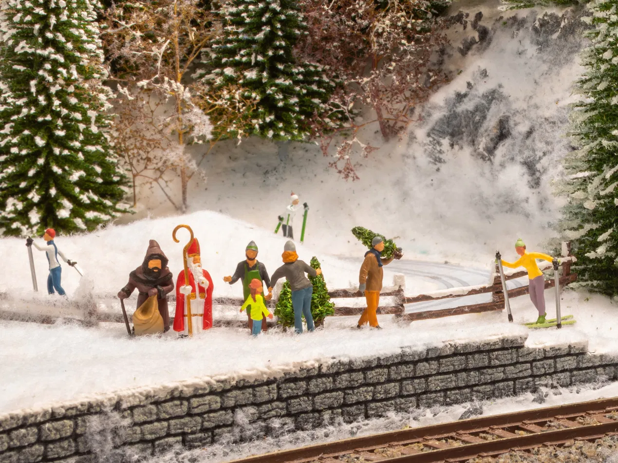 N15927 Selling Christmas Trees (5) Figure Set - Image 2