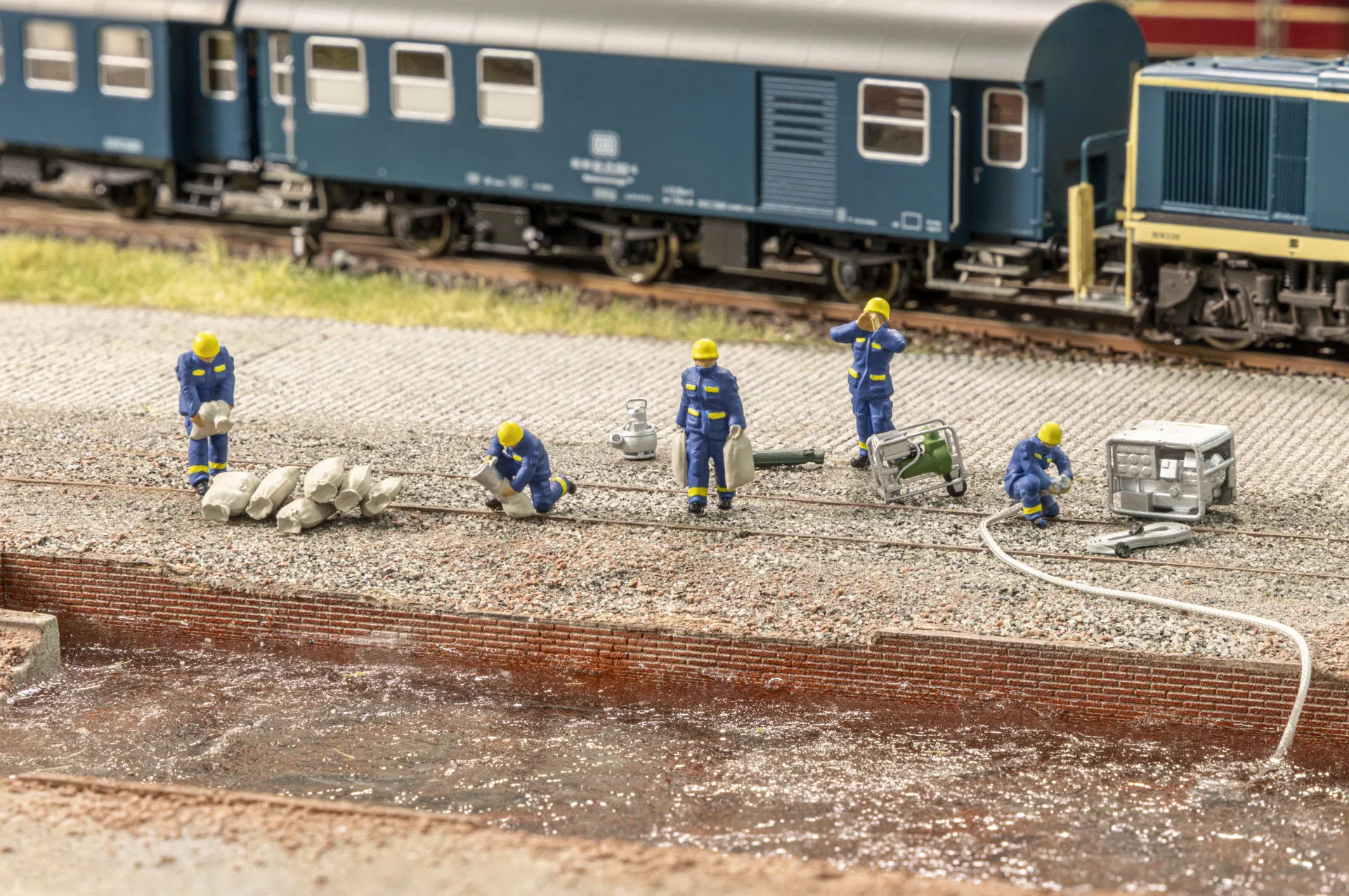N16258 THW Flood Relief Operation Themed Figure Set - Image 5