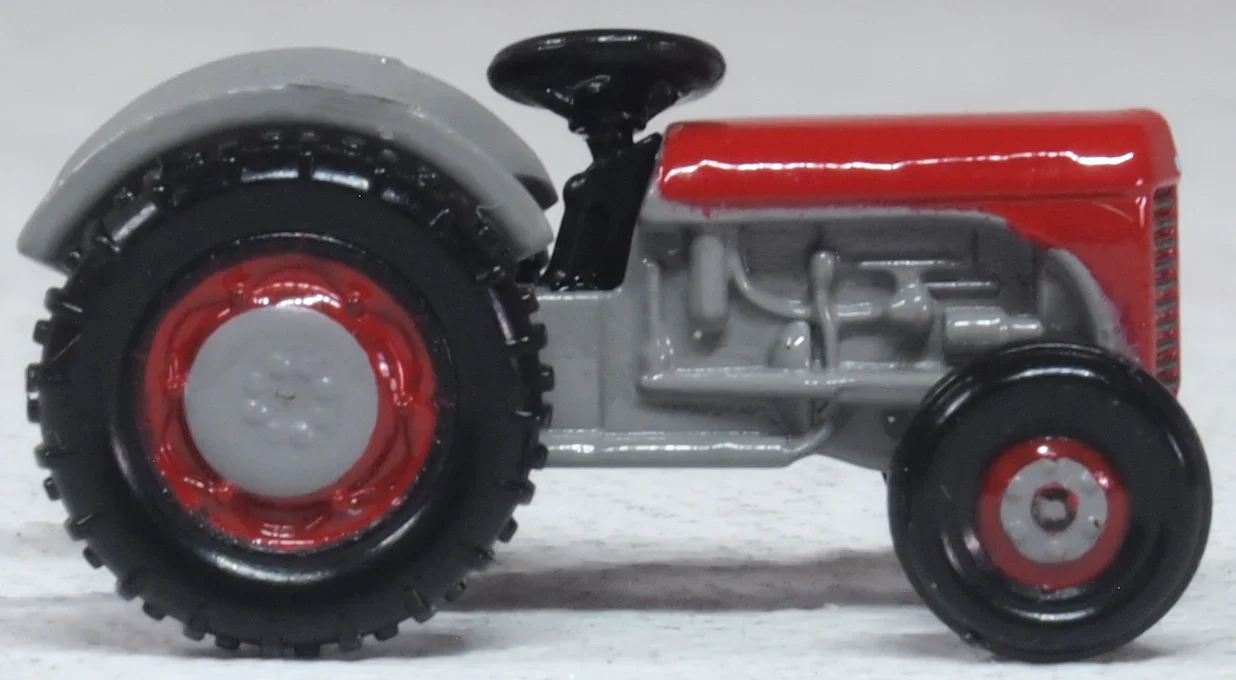 120TEA002 Ferguson TEA Tractor Red - Image 3