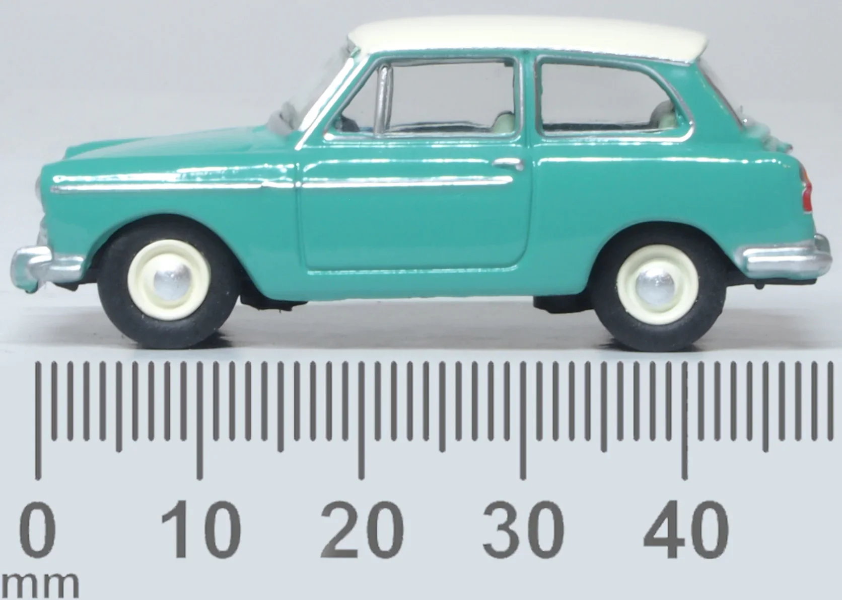 76AA008 Austin A40 MkII Fern Green/Snowberry White - Image 6