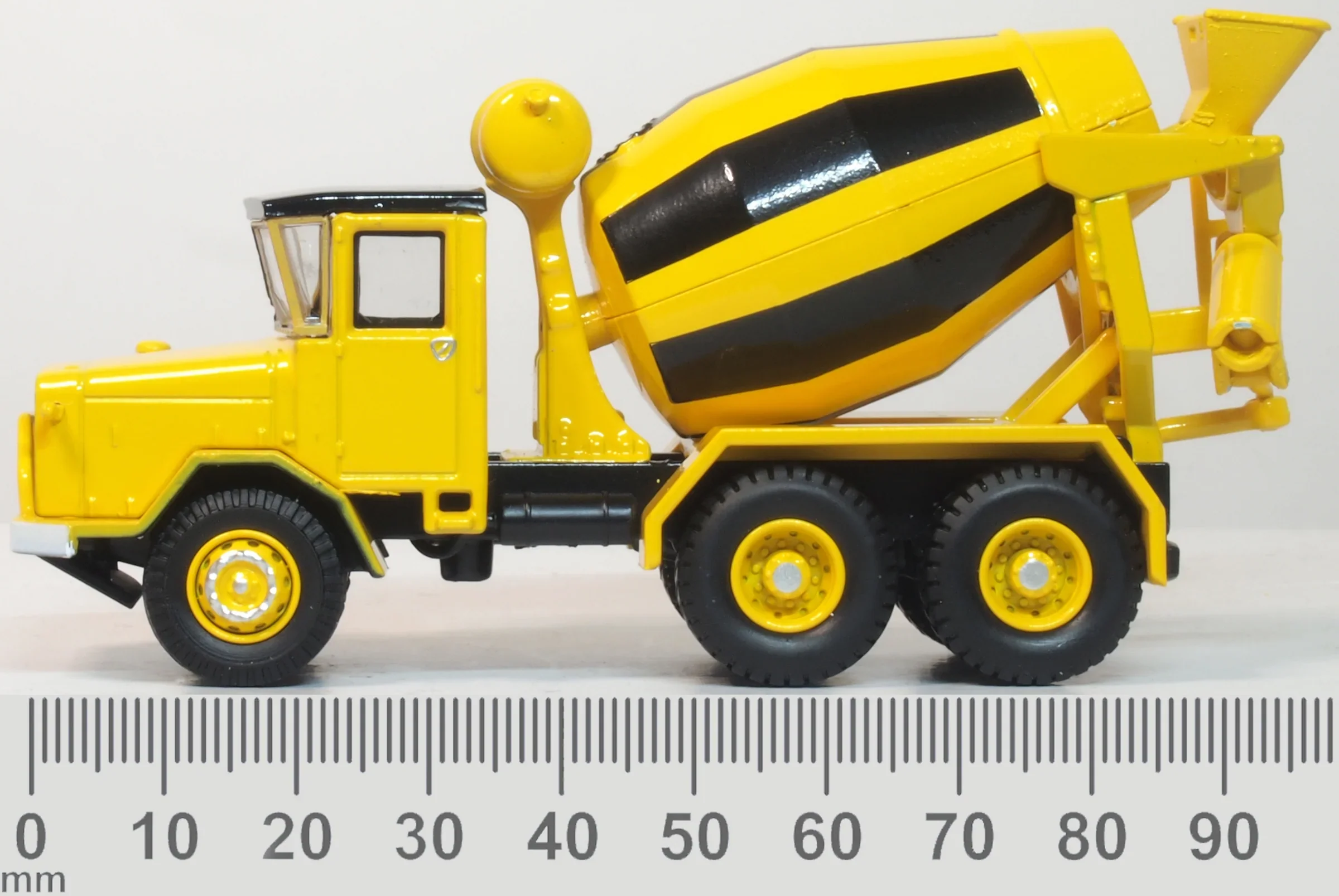 76ACM002 AEC 690 Cement Mixer Yellow/Black - Image 6