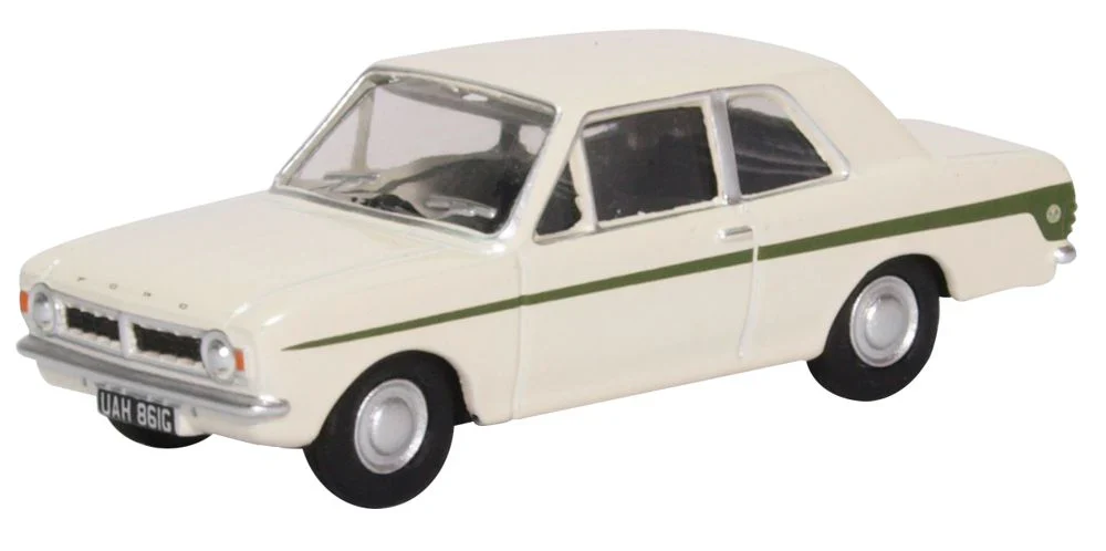 76COR2008 Ford Cortina MkII Ermine White/Sherwood Green