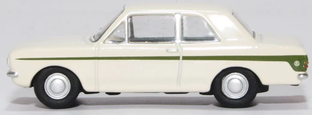76COR2008 Ford Cortina MkII Ermine White/Sherwood Green - Image 3