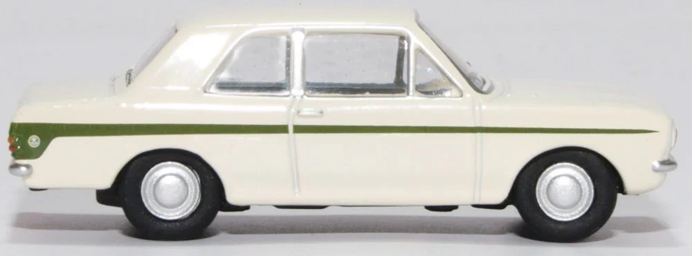 76COR2008 Ford Cortina MkII Ermine White/Sherwood Green - Image 4
