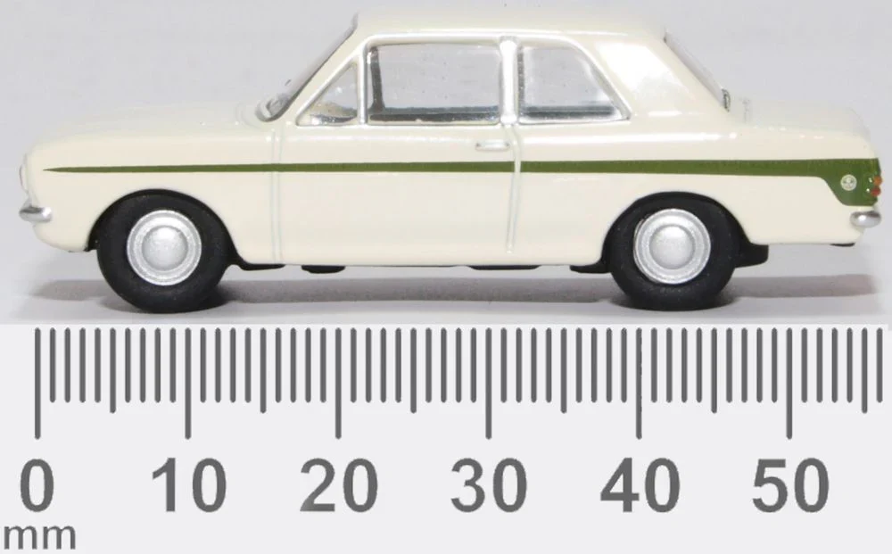 76COR2008 Ford Cortina MkII Ermine White/Sherwood Green - Image 6