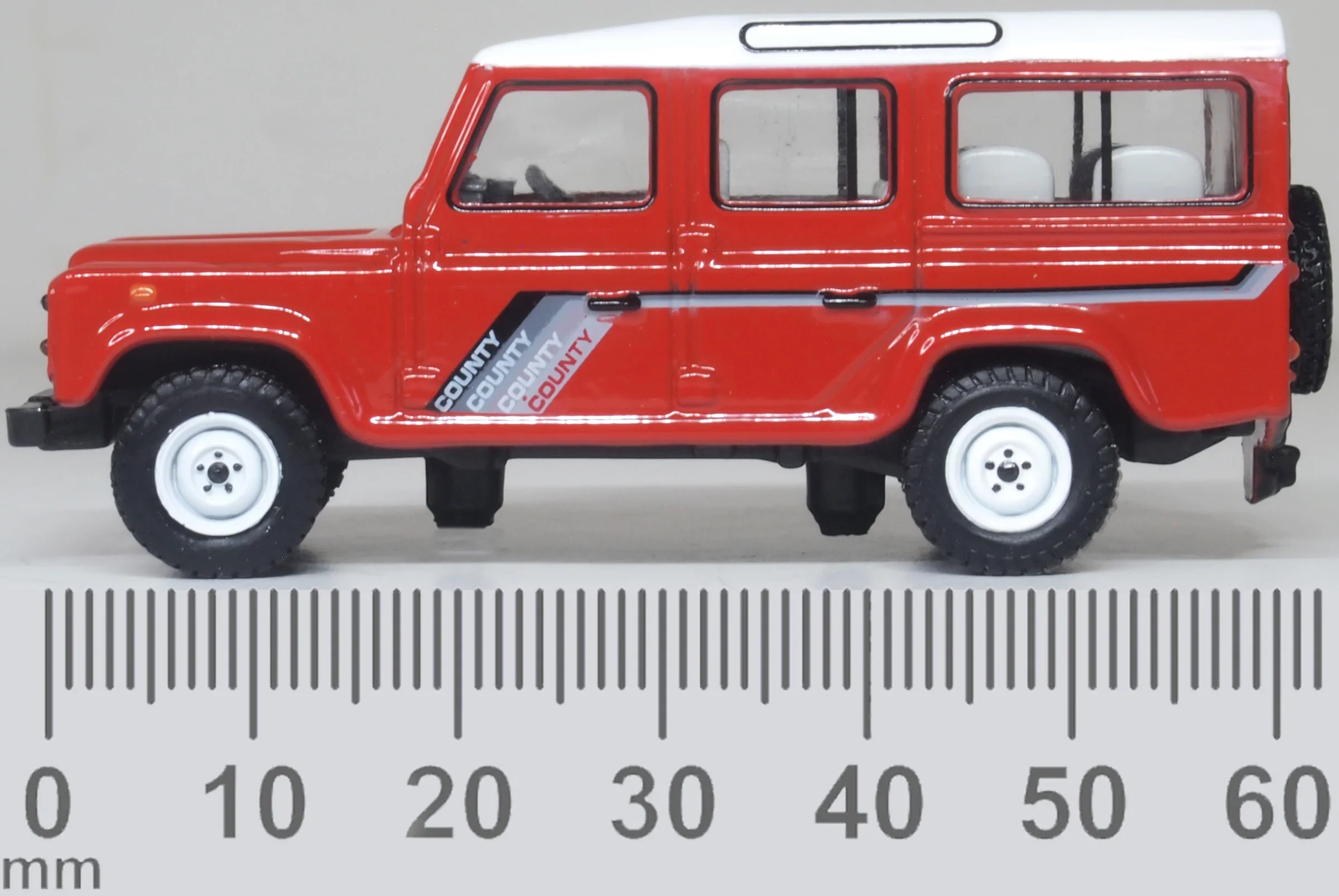 76DEF018 Land Rover Defender LWB St. Wagon Masai Red - Image 6