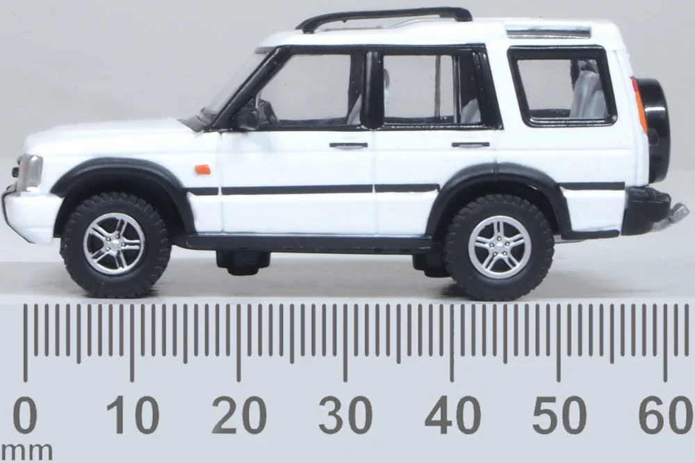 76LRD2004 Land Rover Discovery 2 Chawton White - Image 6