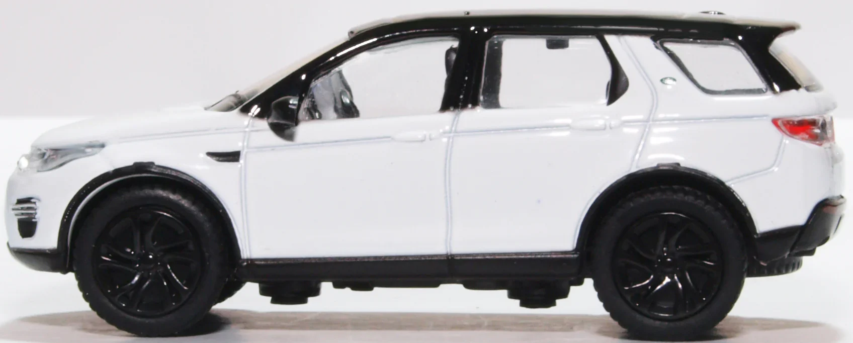 76LRDS003 Land Rover Discovery Sport Fuji White - Image 3