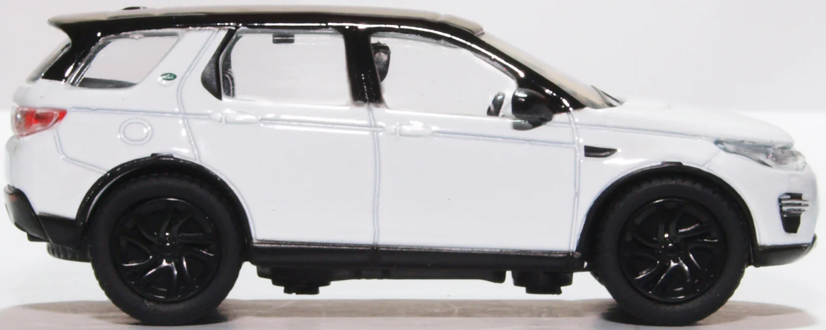 76LRDS003 Land Rover Discovery Sport Fuji White - Image 4