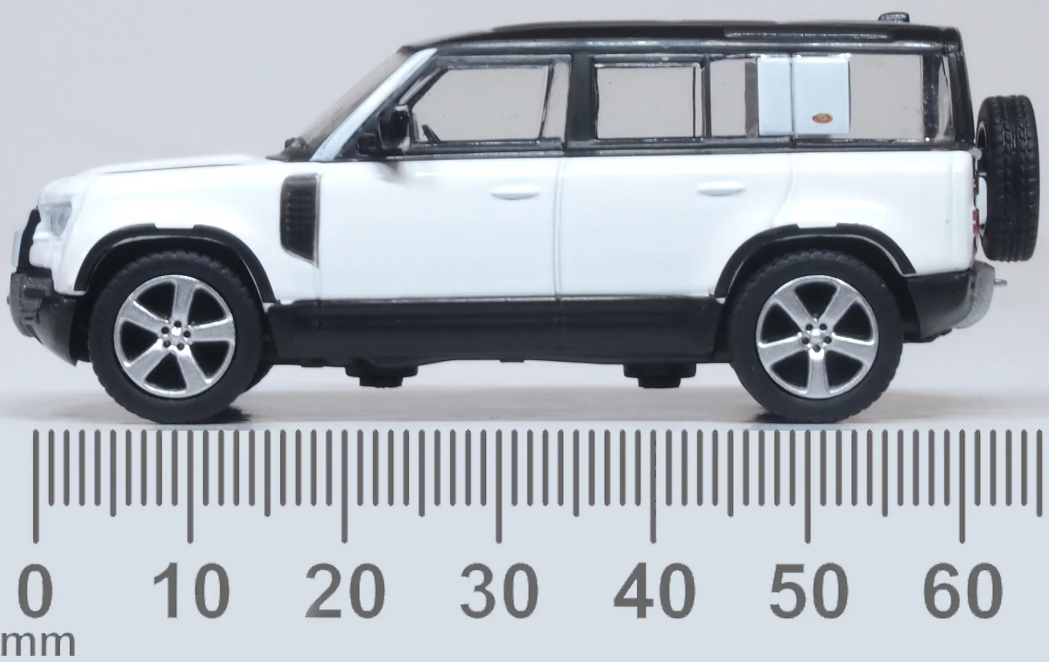 76ND110X003 Land Rover Defender 110X New Fuji White - Image 6