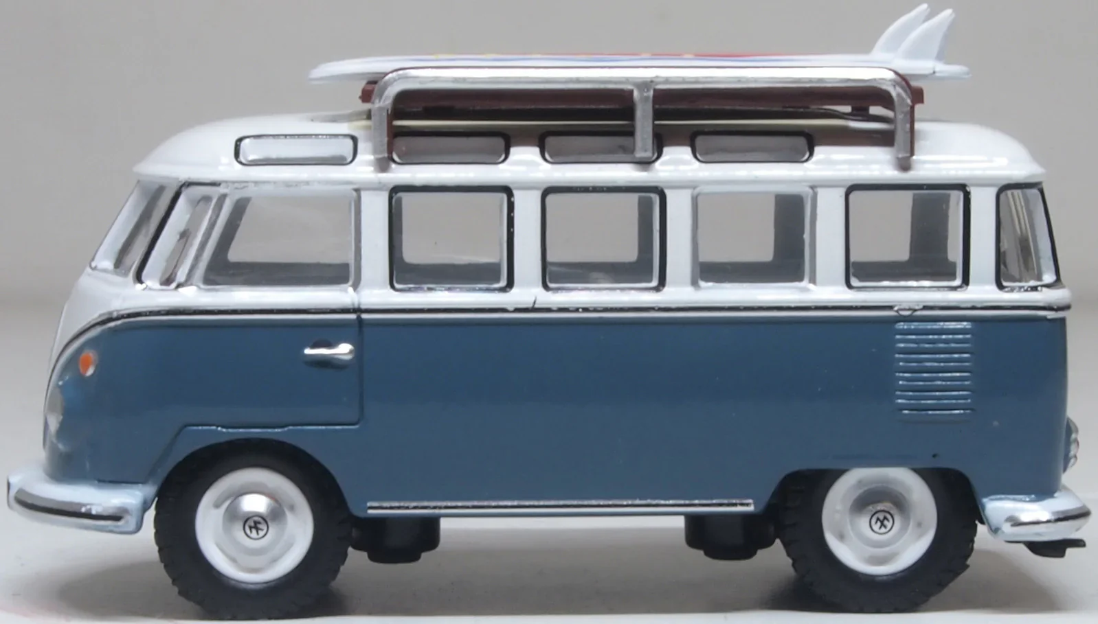 76VWS016 VW T1 Samba Bus/surfboards Gulf Blue/White - Image 2
