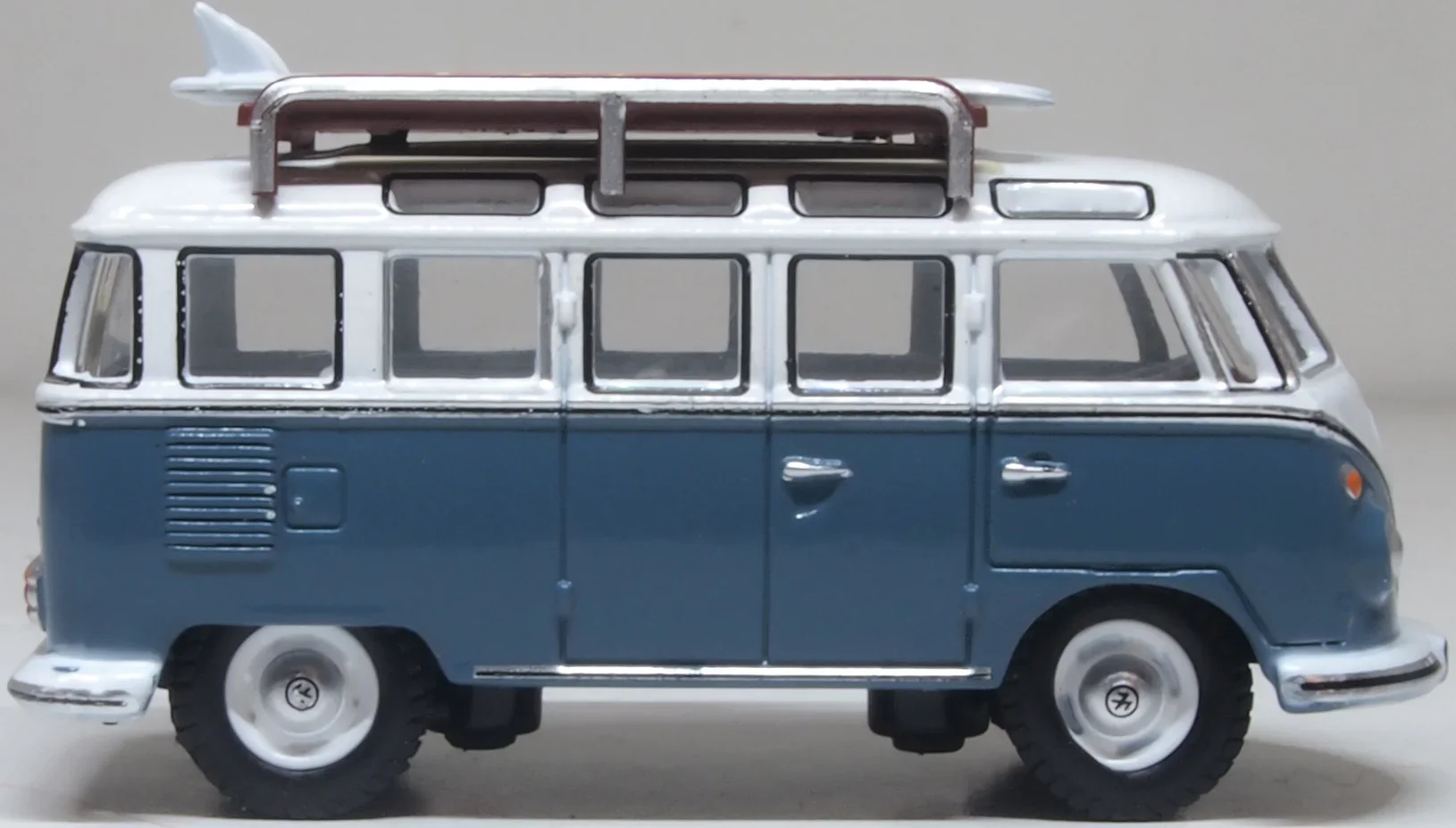 76VWS016 VW T1 Samba Bus/surfboards Gulf Blue/White - Image 3