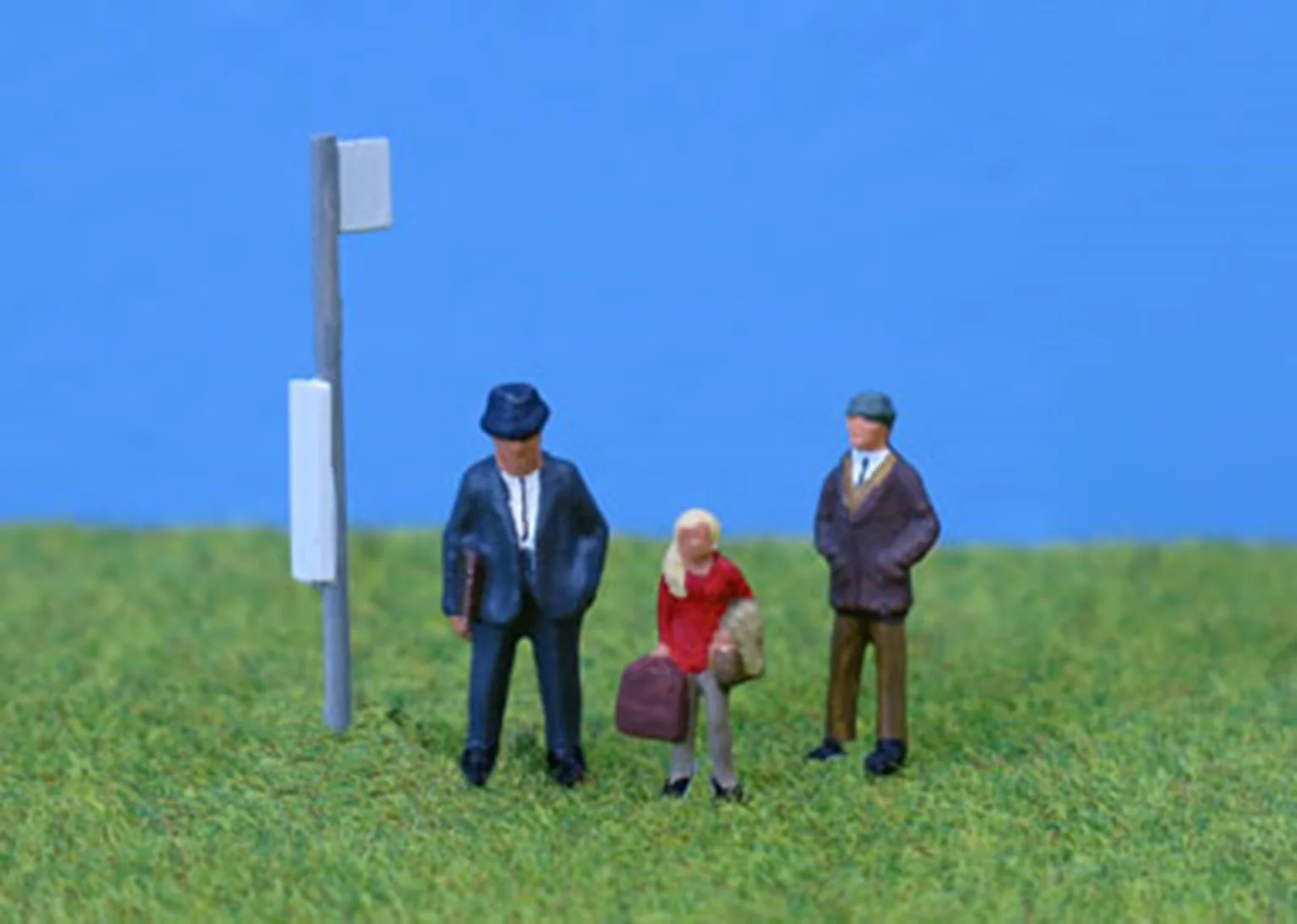 PDPW268 OO Gauge Bus Stop & Passengers - UNPAINTED