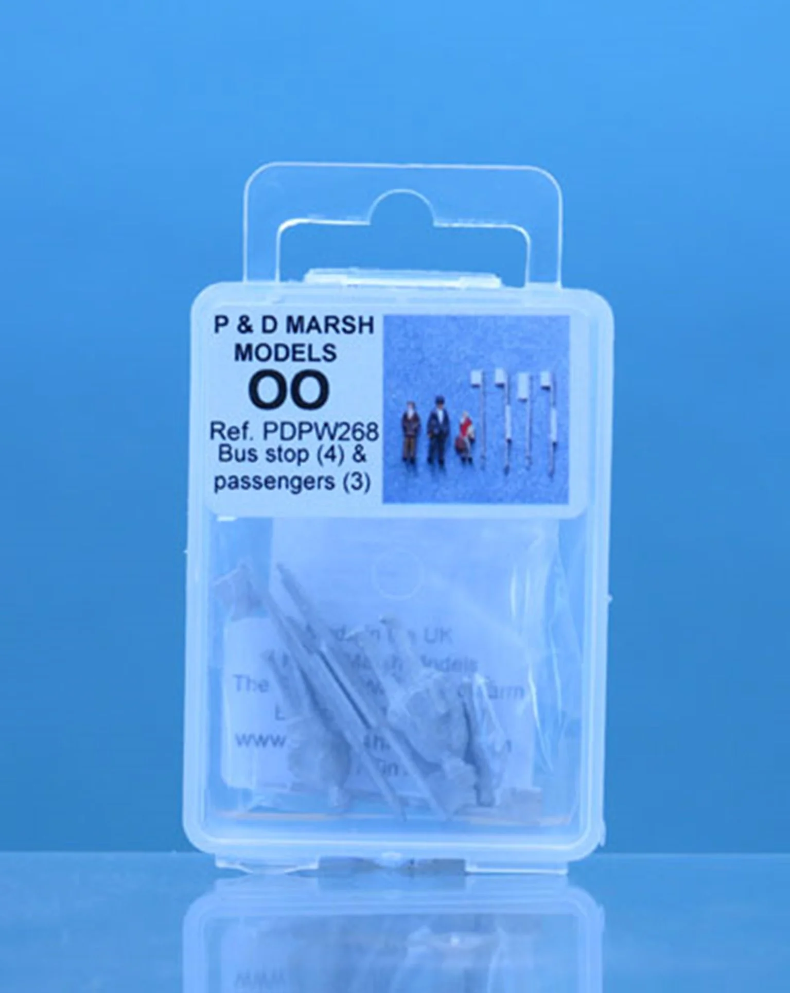 PDPW268 OO Gauge Bus Stop & Passengers - UNPAINTED - Image 2