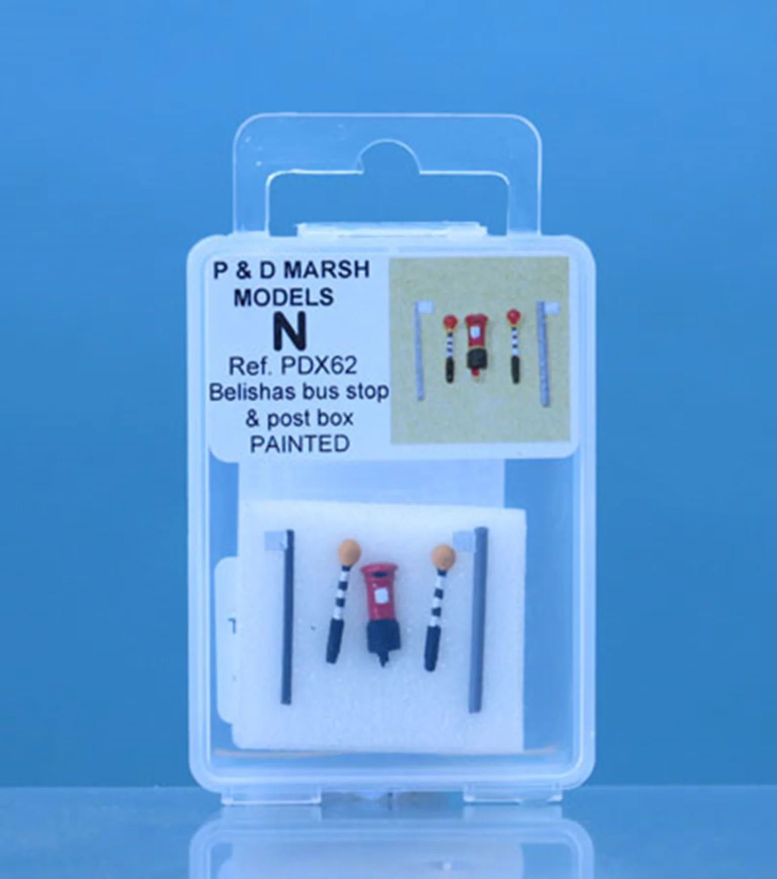 PDX62 N Gauge Painted Bus Stops & Post Box - Image 2