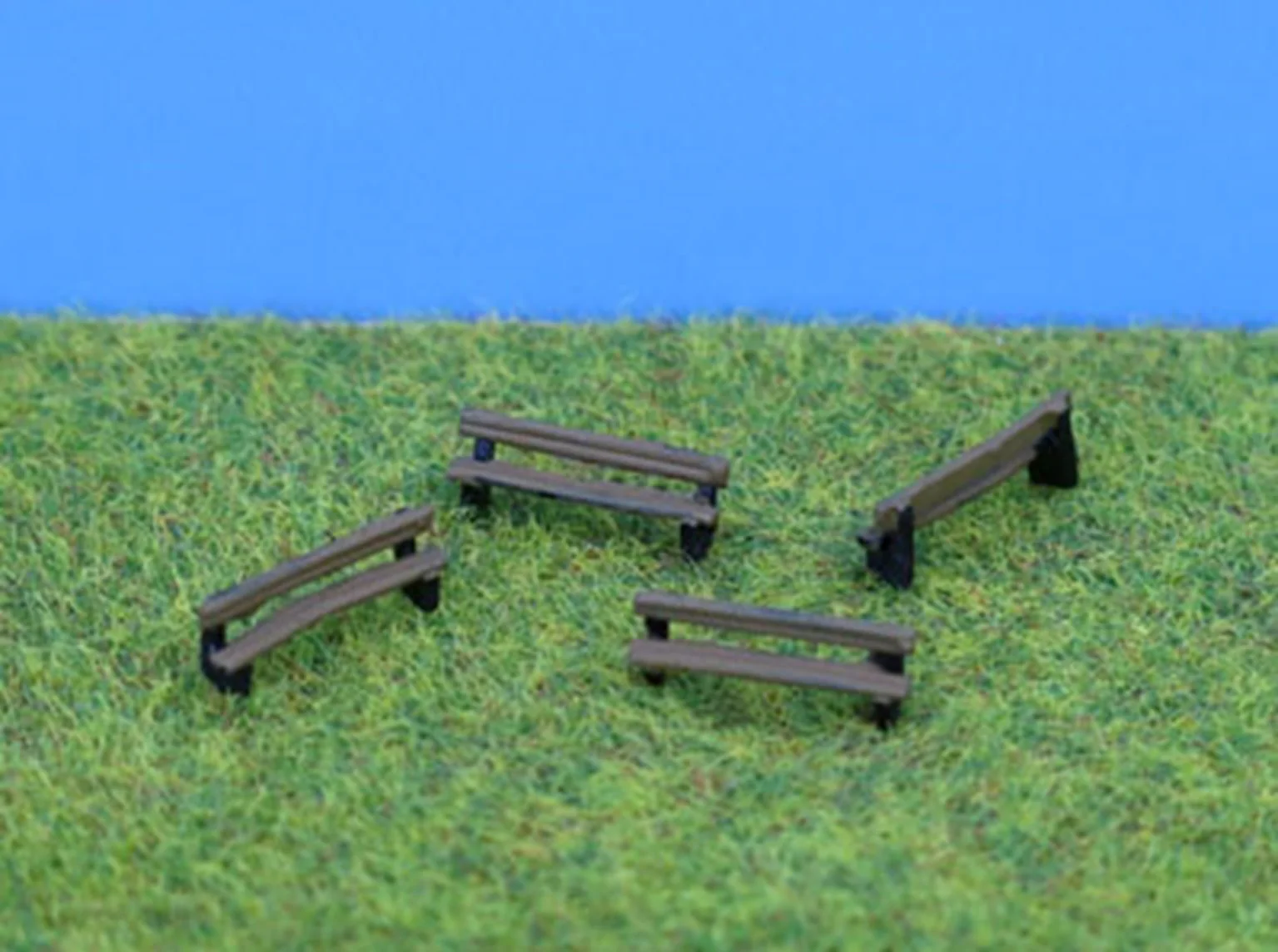 PDX80 N Gauge Painted Benches