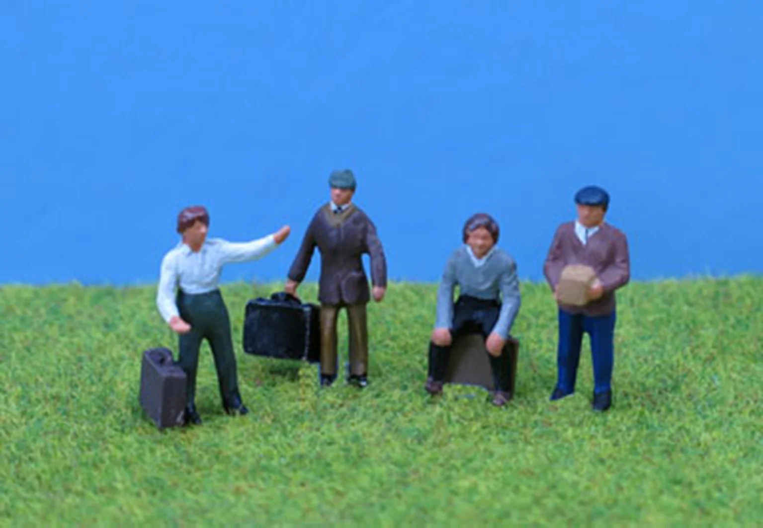 PDZ1 OO Gauge Painted People with Luggage