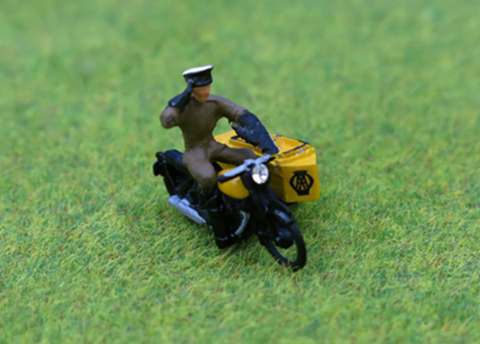 PDZ104 OO Gauge 1950's AA Motorcycle Patrol