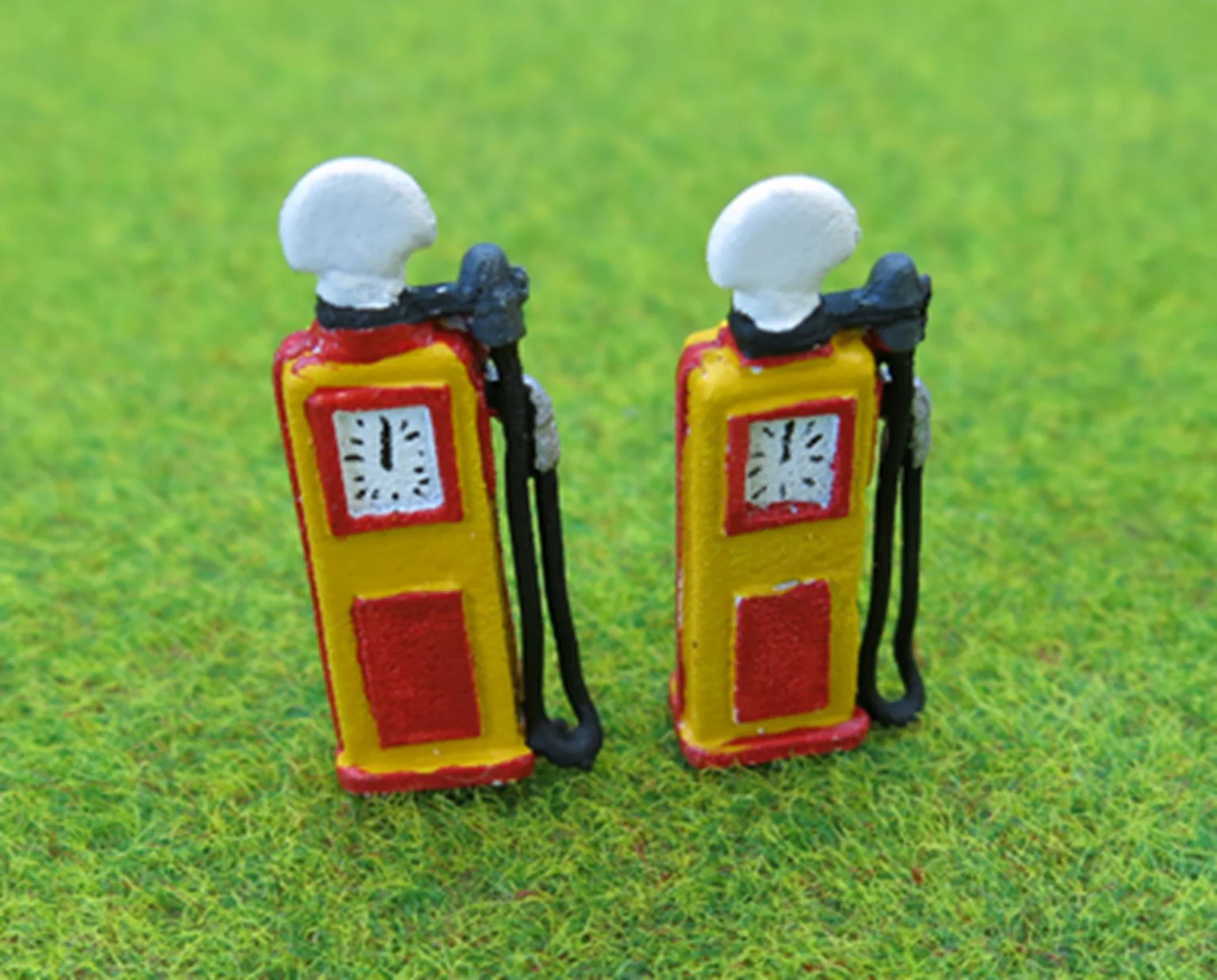 PDZ35 OO Gauge 1950's Petrol Pumps by 2
