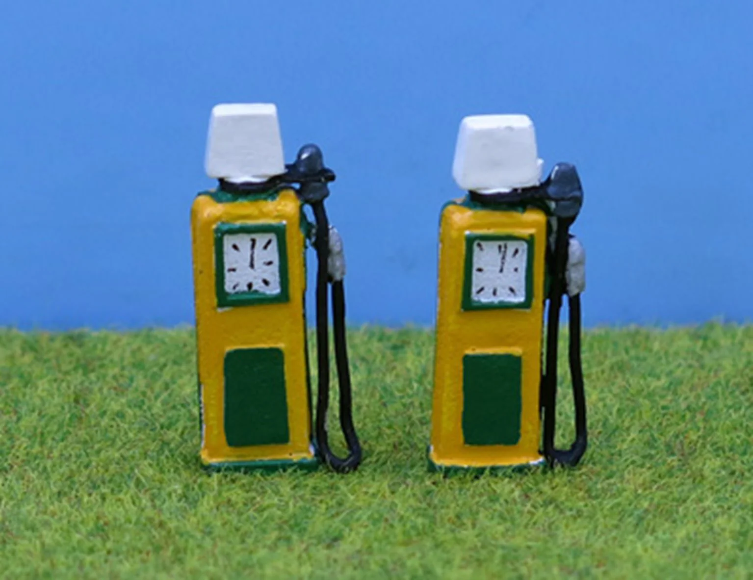 PDZ36 OO Gauge 1950's Petrol Pumps BP Style x 2
