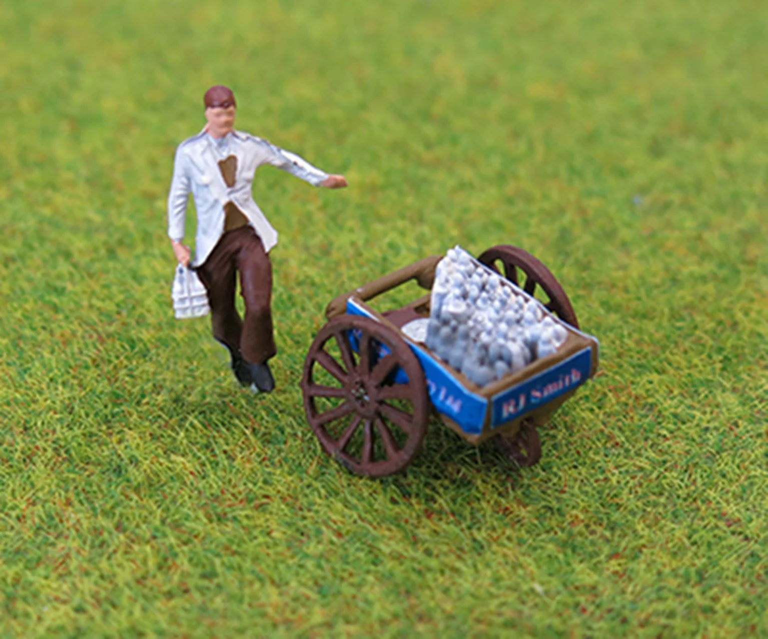 PDZ53 OO Gauge MILKMAN & MILK CART