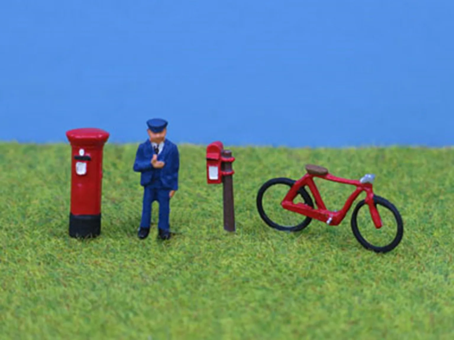 PDZ7 OO Gauge Painted Postman Bike & Postboxes