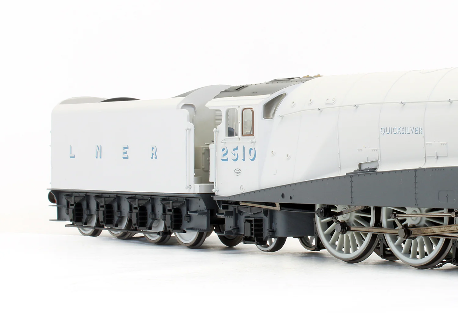 Pre-Owned R3307 LNER 4-6-2 Class A4 'Quicksilver' 2510 Steam Locomotive - Limited Edition - DCC Fitted - Image 3
