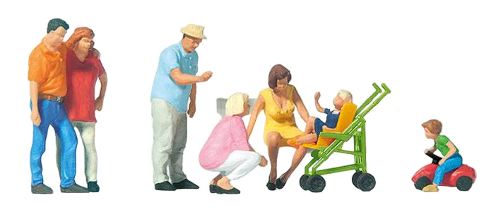 PR10695 Family Day Out (7) Exclusive Figure Set