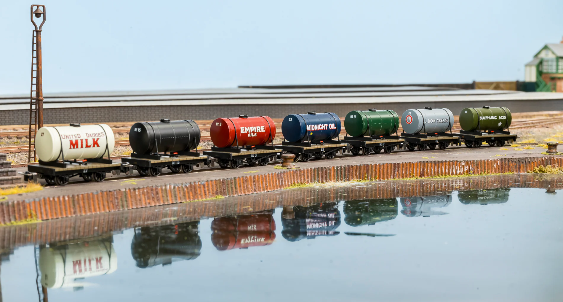 990102 Cylindrical Tank - Plain Green No.17 - Image 3