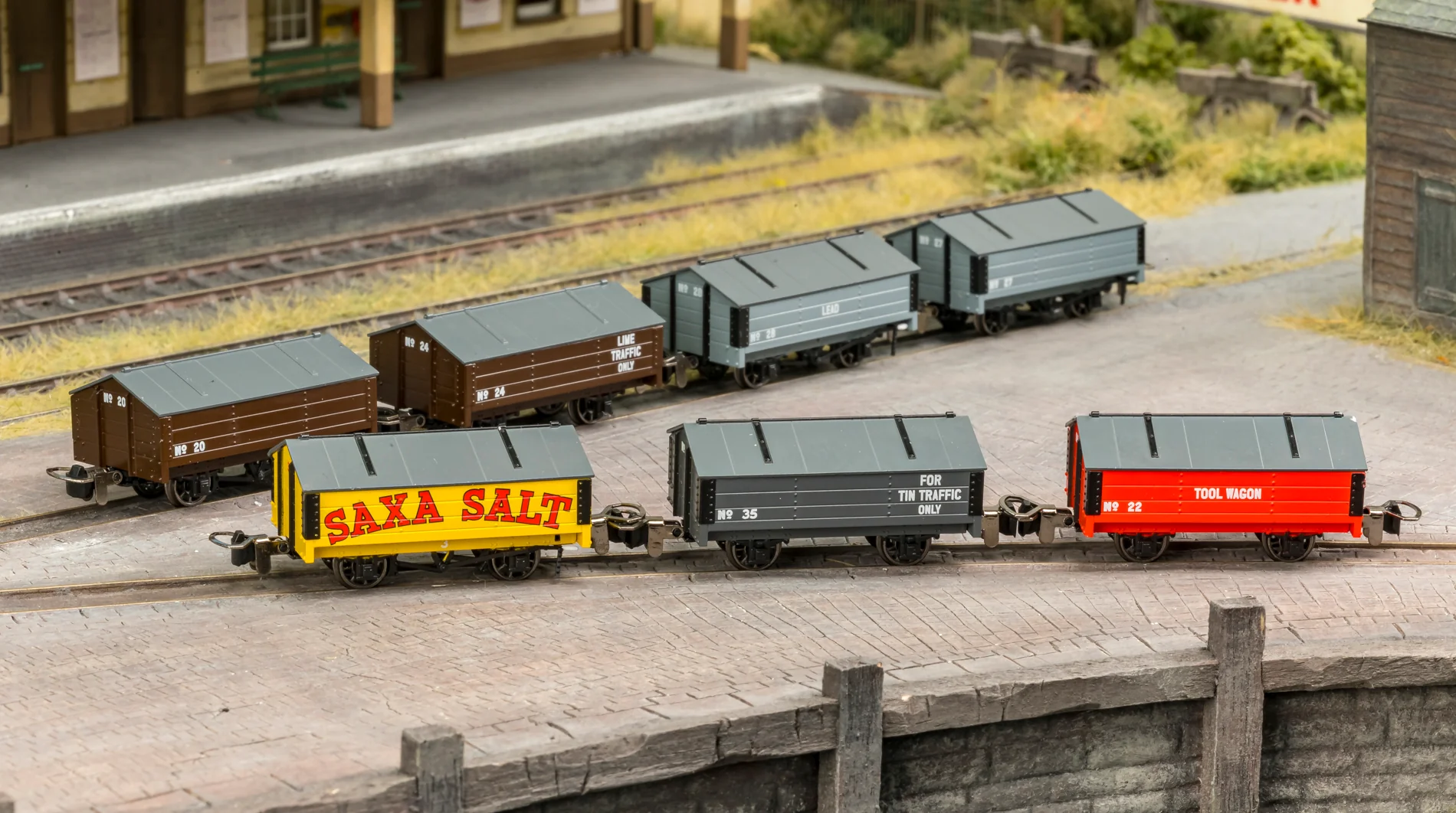 990406 Peaked Roof Van - Tool Wagon No.22 - Image 3