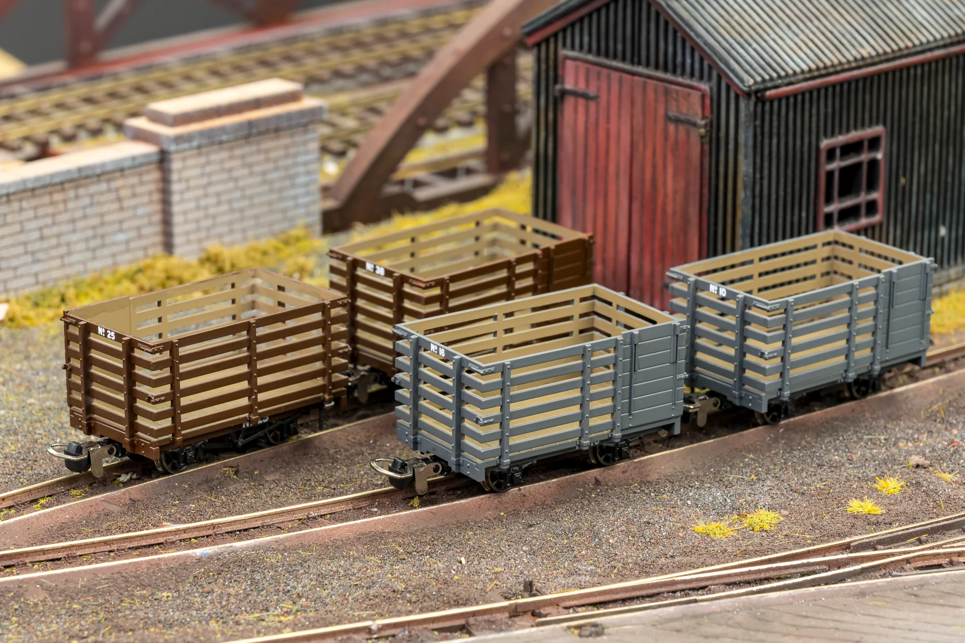 990602 Livestock Wagon - Plain Dark Grey No.16 - Image 4