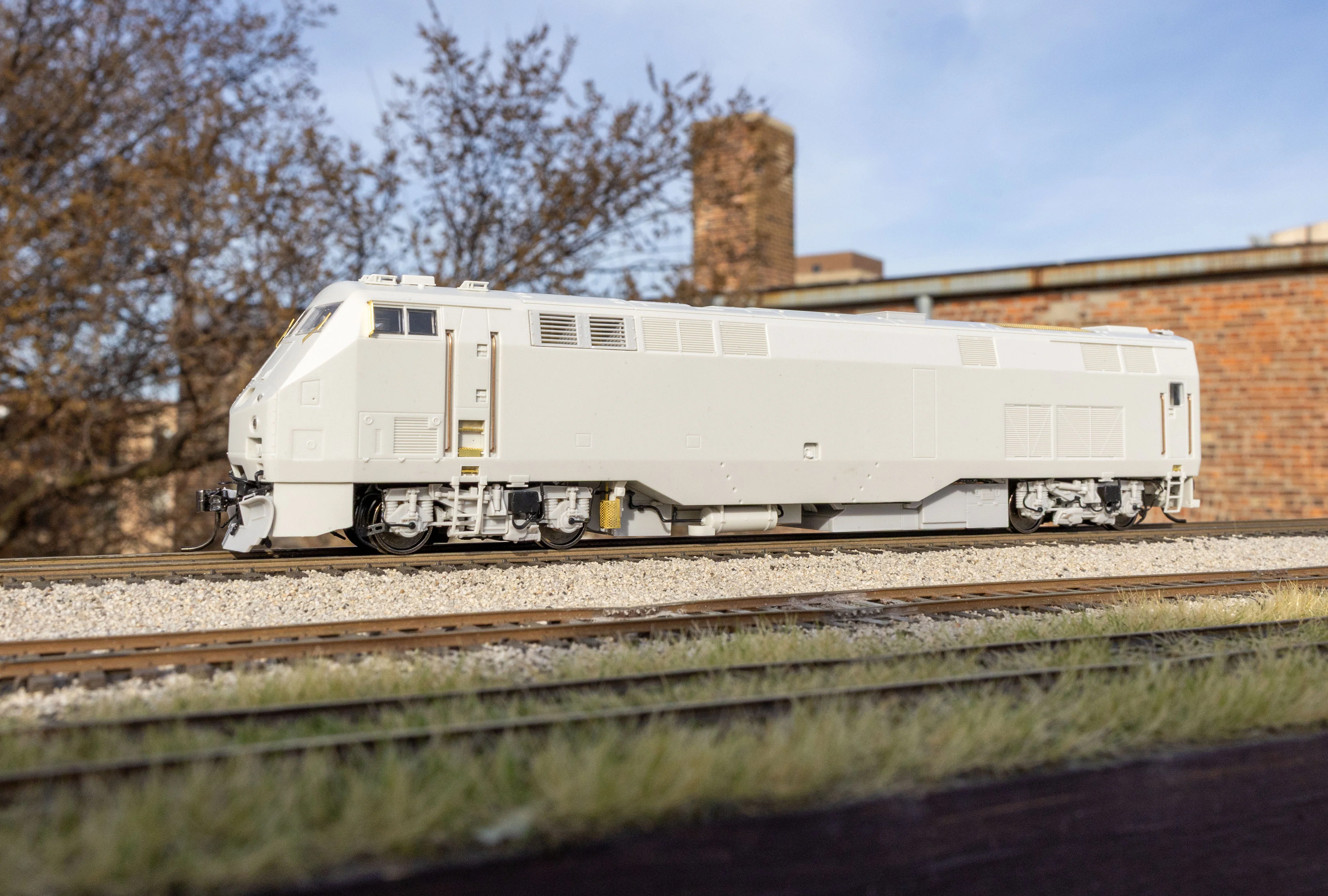 85004 HO GE P32AC-DM (DC/Silent): Amtrak - Phase III Empire Service w/ hatch: #706 - Image 2