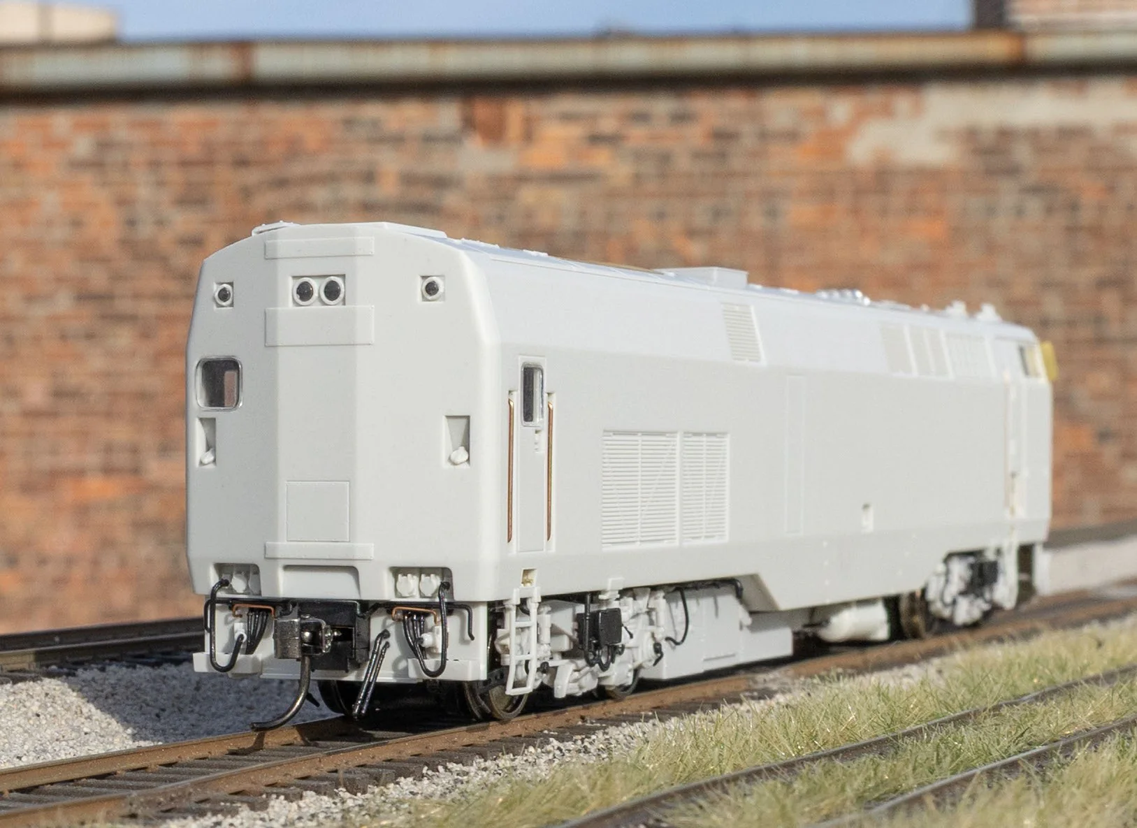 85004 HO GE P32AC-DM (DC/Silent): Amtrak - Phase III Empire Service w/ hatch: #706 - Image 3