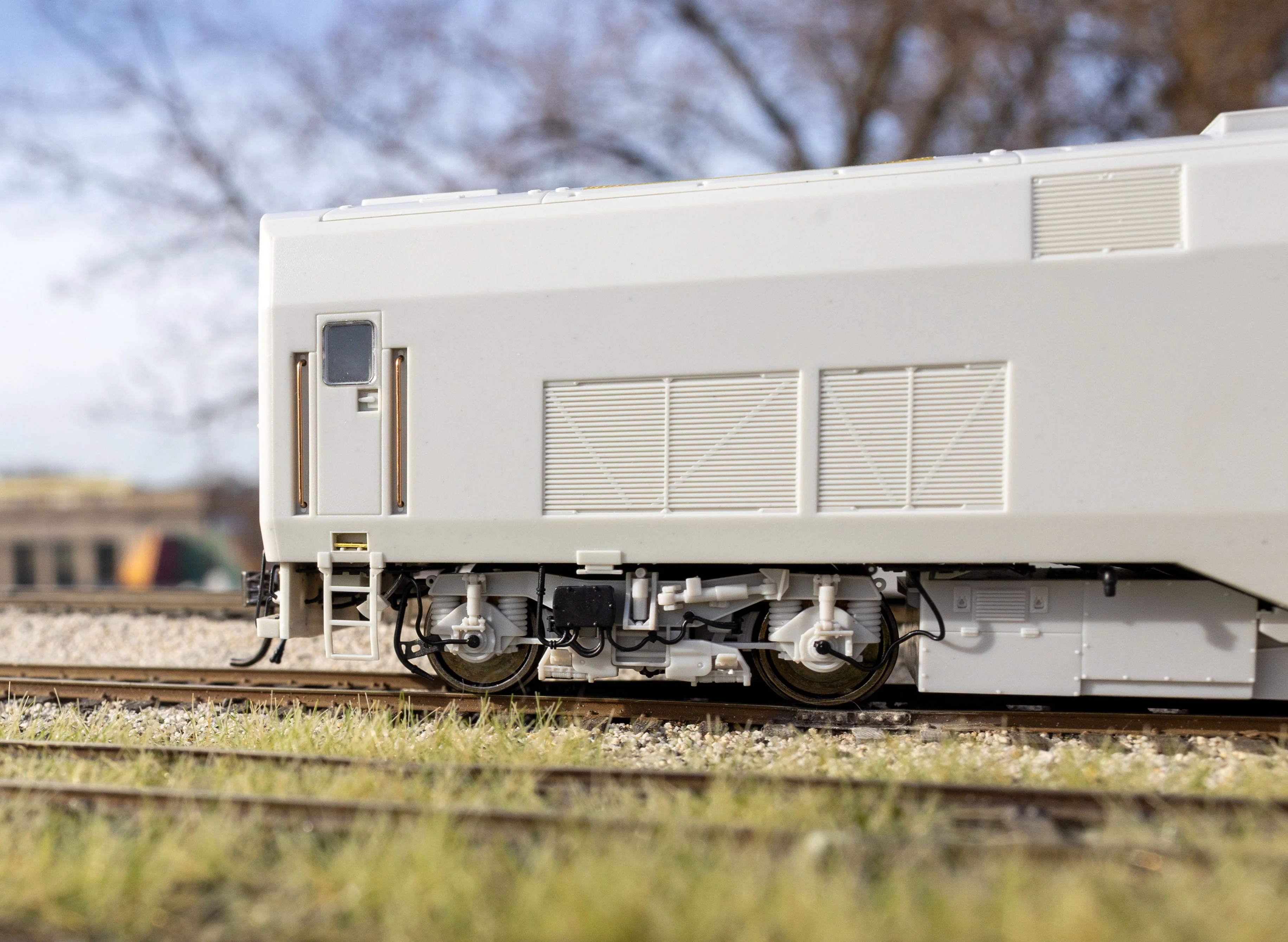 85004 HO GE P32AC-DM (DC/Silent): Amtrak - Phase III Empire Service w/ hatch: #706 - Image 4