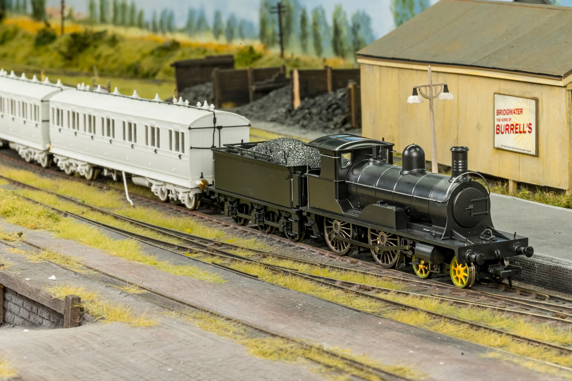 811001 Highland Railway Loch Class 4-4-0 No.125 'Loch Tay' HR Jones Lined Green Steam Locomotive - Image 12