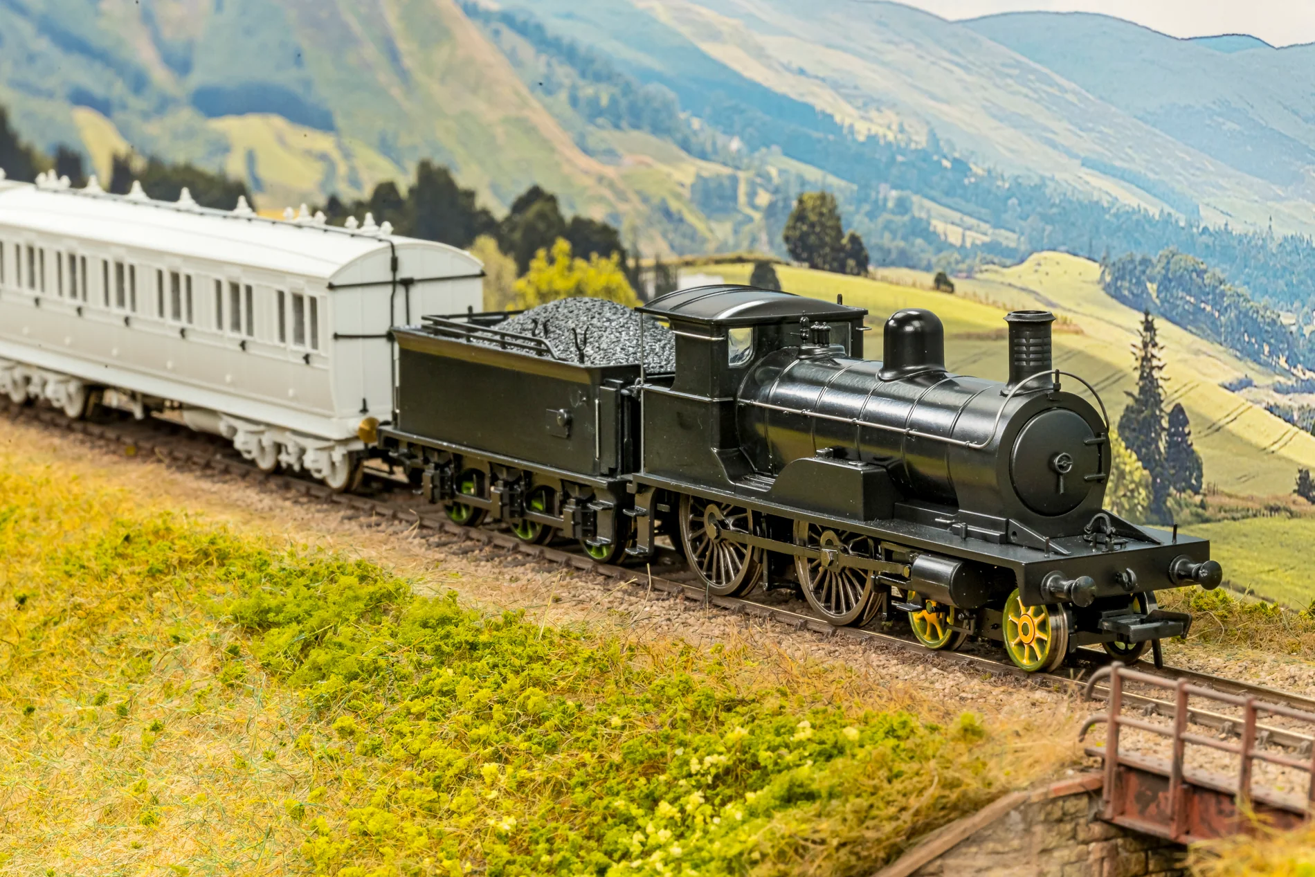 811002 Highland Railway Loch Class 4-4-0 No.119 'Loch Insh' HR Drummond Lined Green Steam Locomotive - Image 10