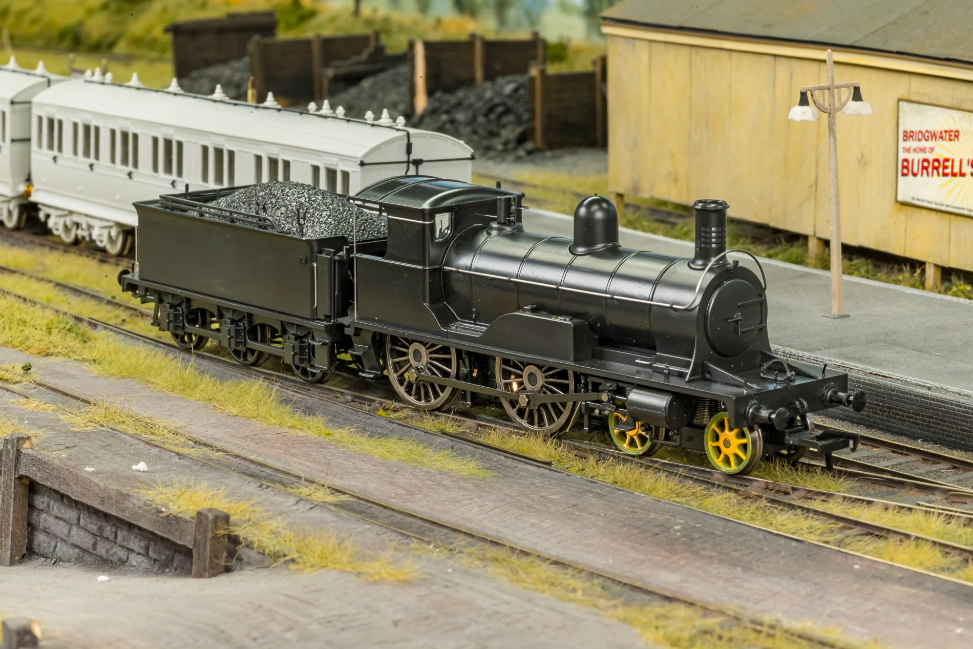 811002 Highland Railway Loch Class 4-4-0 No.119 'Loch Insh' HR Drummond Lined Green Steam Locomotive - Image 11