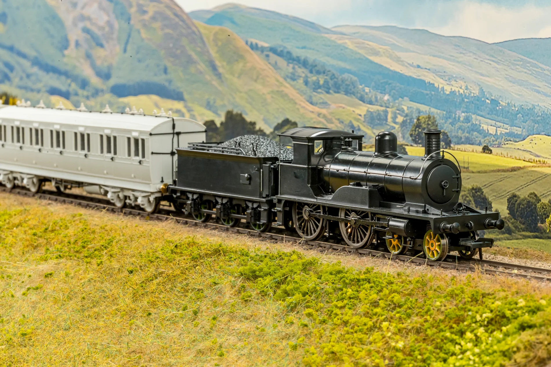 811002 Highland Railway Loch Class 4-4-0 No.119 'Loch Insh' HR Drummond Lined Green Steam Locomotive - Image 9