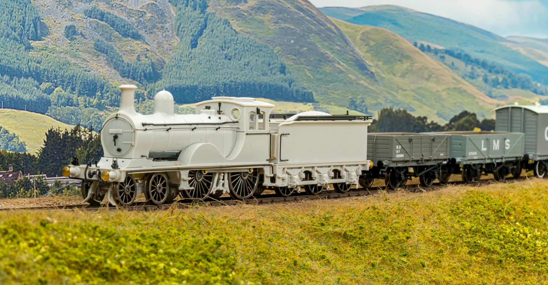 959504 LNER D40 Class 4-4-0 No.6852 'Glen Grant' - LNER Apple Green Steam Locomotive - DCC Sound - Image 2