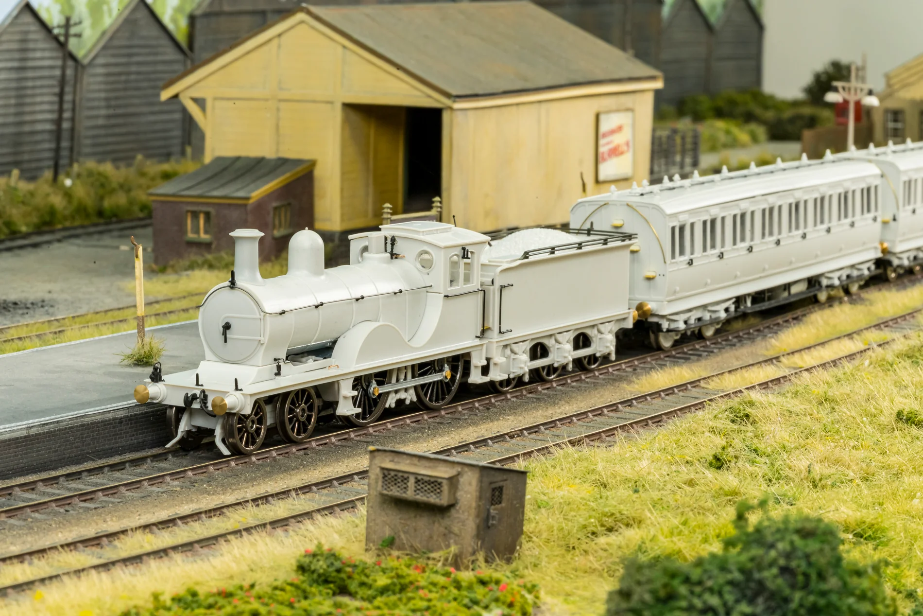 959506 LNER D40 Class 4-4-0 No.6828 - LNER Lined Black Steam Locomotive - DCC Sound - Image 4