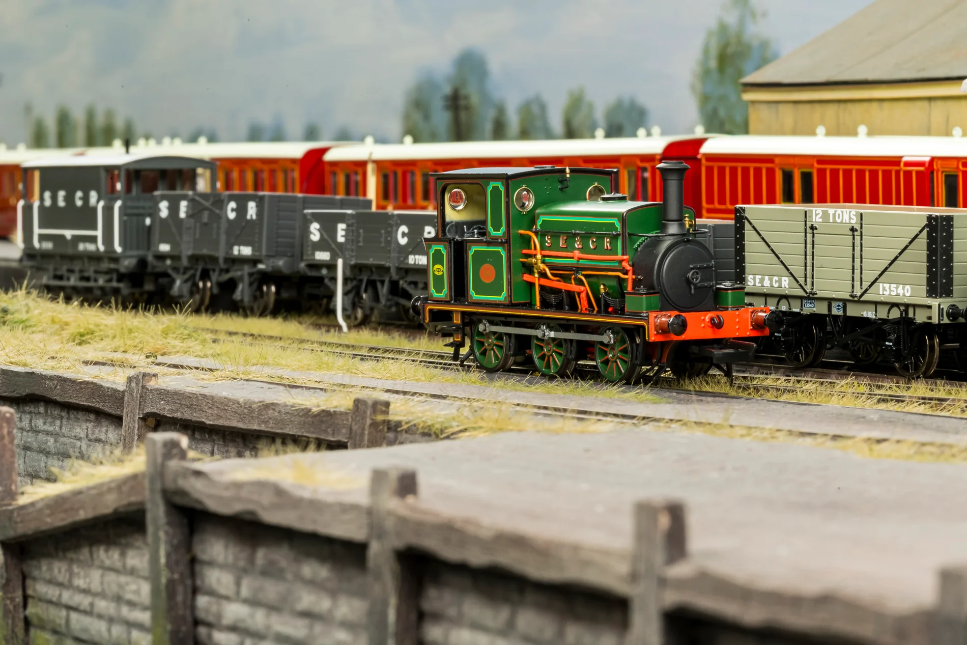 960009 Manning Wardle L Class 'What If' SECR No.331 Fully Lined Wainwright Green 0-6-0ST Steam Tank Locomotive - Image 2