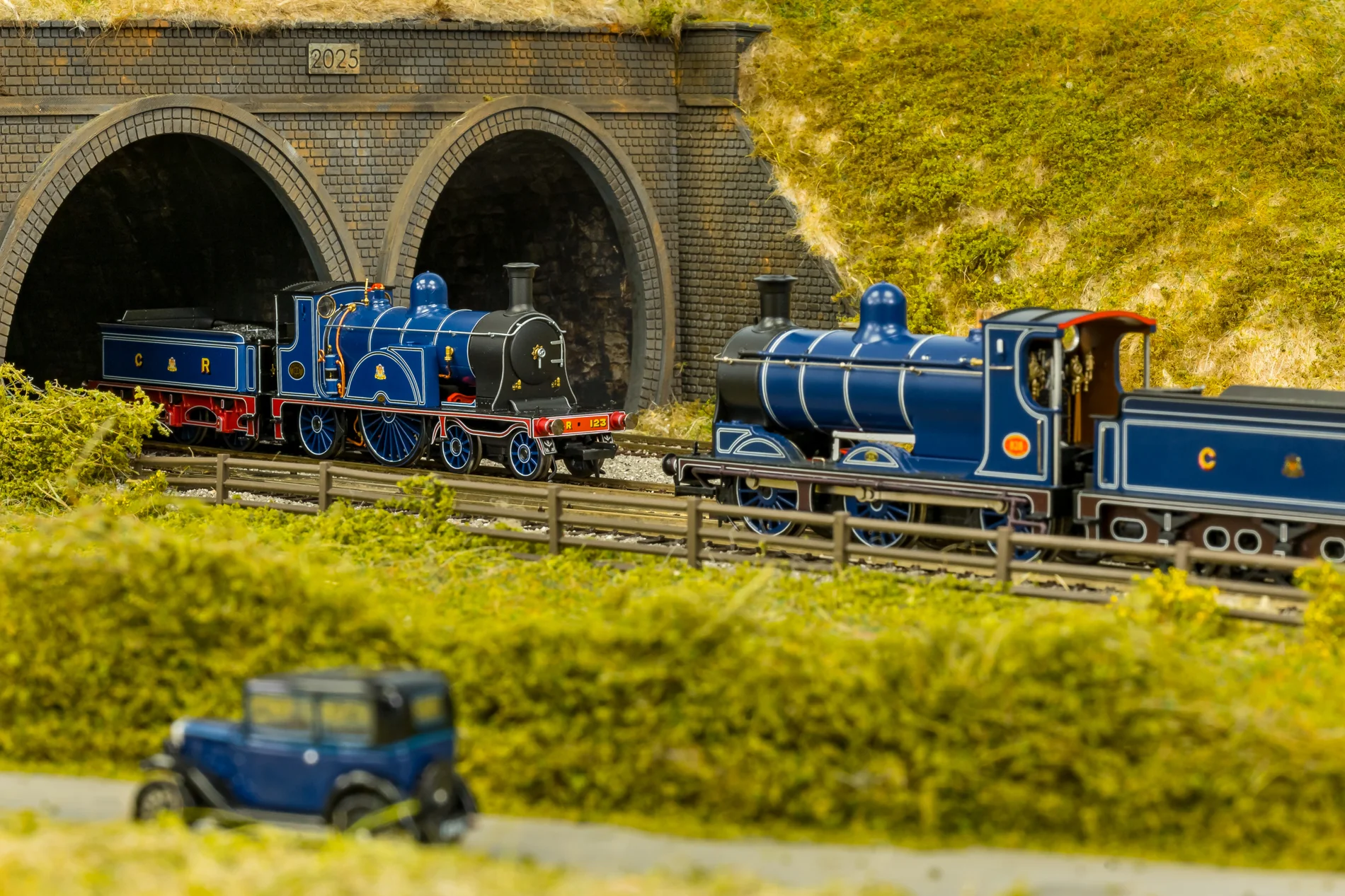 982005 Caledonian Railway Single 4-2-2 CR Dark Blue No.123 Steam Locomotive - Image 3