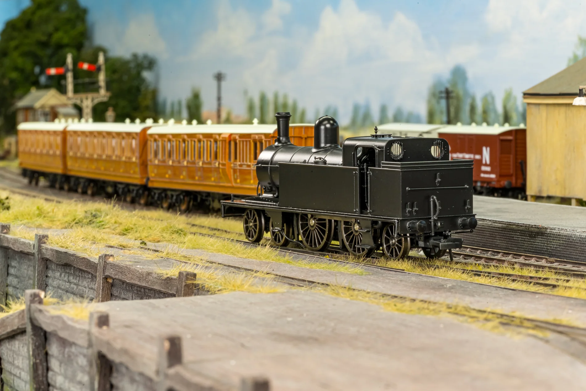 989008 LNER C12 Tank No.4010 LNER Wartime Black Steam Locomotive - Image 3