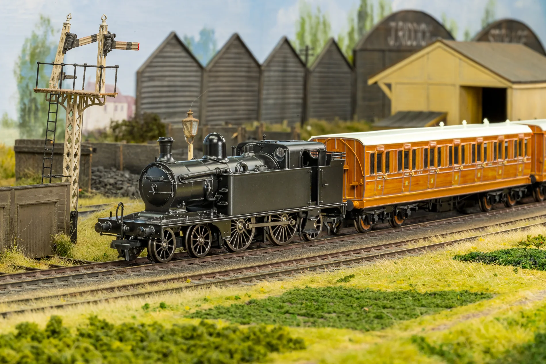 989511 LNER C12 Tank No.67391 BR Lined Black (Early Crest) Steam Locomotive - DCC Sound - Image 2